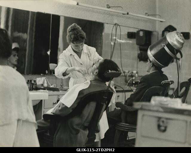 Magyarország, 1958. A magyar forradalom második évfordulója. A nők ma már azokat a munkákat végzik, amelyeket régen a férfiak. A képen egy nő borbé...