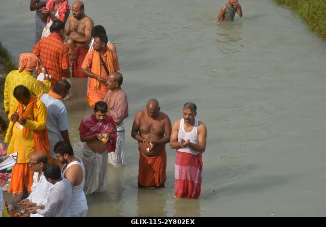 Siliguri, Nyugat-Bengál, India. 2024. október 2. Hindu hívők „Tarpan” rituálét végeznek őseik előtt tisztelegve a „Pitru Paksha” utolsó napján a Ma...