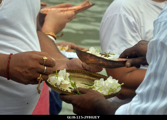 Siliguri, Nyugat-Bengál, India. 2024. október 2. Hindu hívők „Tarpan” rituálét végeznek őseik előtt tisztelegve a „Pitru Paksha” utolsó napján a Ma...