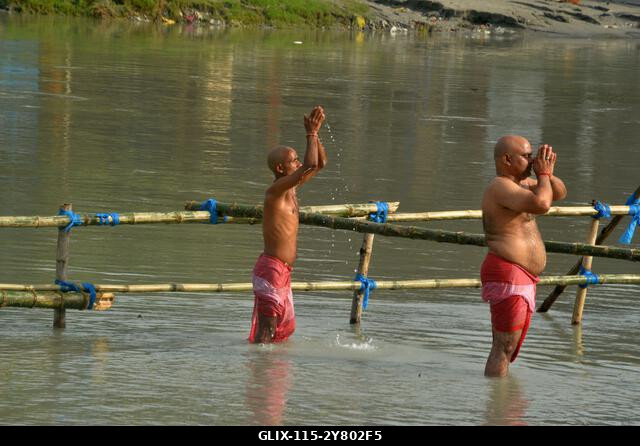 Siliguri, Nyugat-Bengál, India. 2024. október 2. Hindu hívők „Tarpan” rituálét végeznek őseik előtt tisztelegve a „Pitru Paksha” utolsó napján a Ma...