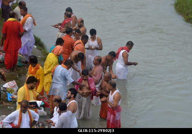 Siliguri, Nyugat-Bengál, India. 2024. október 2. Hindu hívők „Tarpan” rituálét végeznek őseik előtt tisztelegve a „Pitru Paksha” utolsó napján a Ma...