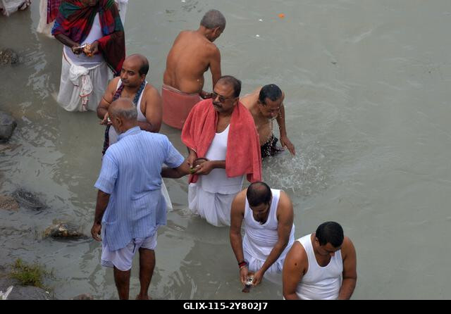 Siliguri, Nyugat-Bengál, India. 2024. október 2. Hindu hívők „Tarpan” rituálét végeznek őseik előtt tisztelegve a „Pitru Paksha” utolsó napján a Ma...