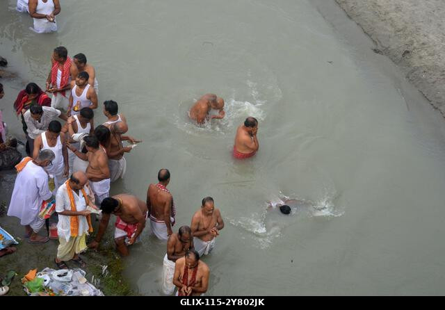 Siliguri, Nyugat-Bengál, India. 2024. október 2. Hindu hívők „Tarpan” rituálét végeznek őseik előtt tisztelegve a „Pitru Paksha” utolsó napján a Ma...