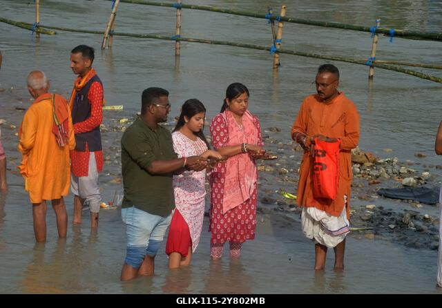 Siliguri, Nyugat-Bengál, India. 2024. október 2. Hindu hívők „Tarpan” rituálét végeznek őseik előtt tisztelegve a „Pitru Paksha” utolsó napján a Ma...