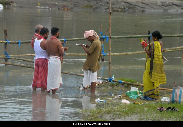 Siliguri, Nyugat-Bengál, India. 2024. október 2. Hindu hívők „Tarpan” rituálét végeznek őseik előtt tisztelegve a „Pitru Paksha” utolsó napján a Ma...