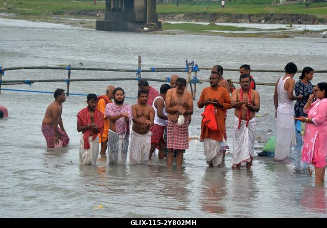 Siliguri, Nyugat-Bengál, India. 2024. október 2. Hindu hívők „Tarpan” rituálét végeznek őseik előtt tisztelegve a „Pitru Paksha” utolsó napján a Ma...