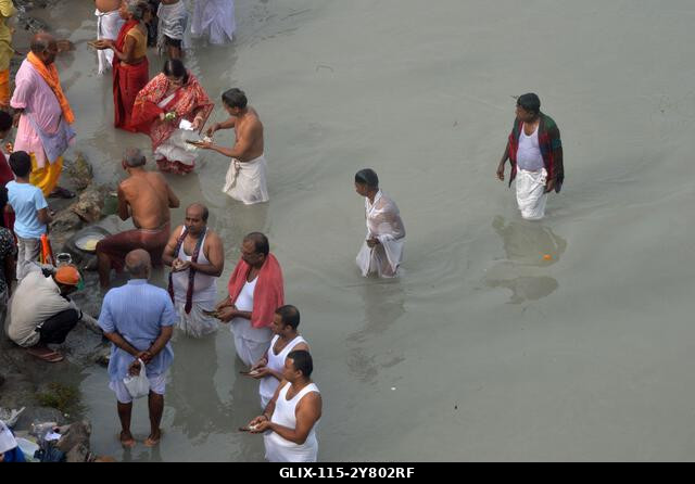 Siliguri, Nyugat-Bengál, India. 2024. október 2. Hindu hívők „Tarpan” rituálét végeznek őseik előtt tisztelegve a „Pitru Paksha” utolsó napján a Ma...