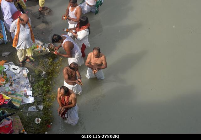 Siliguri, Nyugat-Bengál, India. 2024. október 2. Hindu hívők „Tarpan” rituálét végeznek őseik előtt tisztelegve a „Pitru Paksha” utolsó napján a Ma...