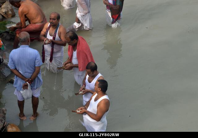 Siliguri, Nyugat-Bengál, India. 2024. október 2. Hindu hívők „Tarpan” rituálét végeznek őseik előtt tisztelegve a „Pitru Paksha” utolsó napján a Ma...
