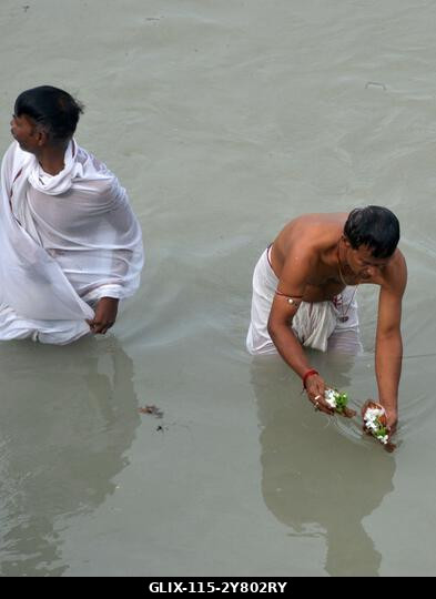 Siliguri, Nyugat-Bengál, India. 2024. október 2. Hindu hívők „Tarpan” rituálét végeznek őseik előtt tisztelegve a „Pitru Paksha” utolsó napján a Ma...