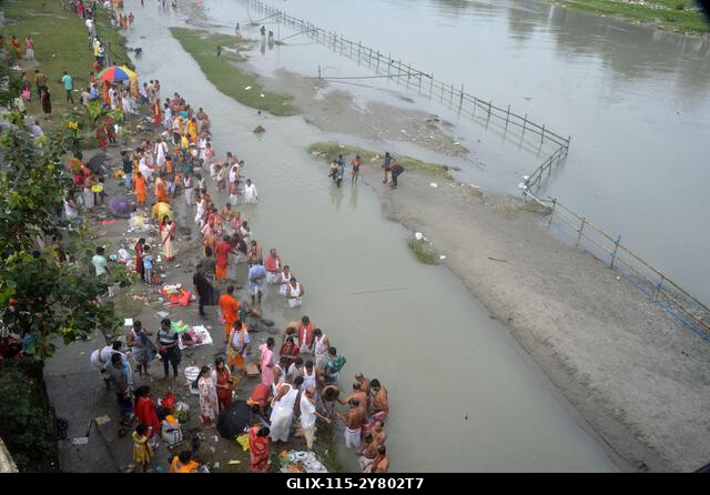 Siliguri, Nyugat-Bengál, India. 2024. október 2. Hindu hívők „Tarpan” rituálét végeznek őseik előtt tisztelegve a „Pitru Paksha” utolsó napján a Ma...
