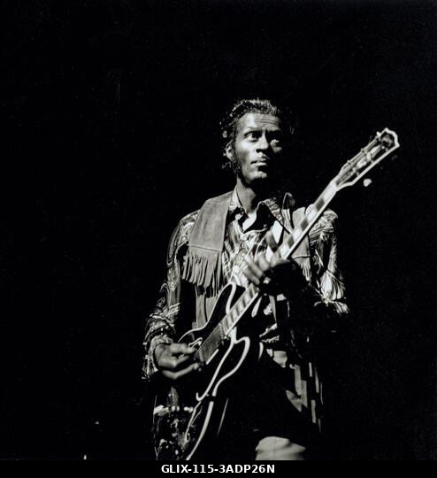 1975. május 5.; Los Angeles, Kalifornia, USA; (FÁJLFOTÓ, Dátum ismeretlen) CHUCK BERRY élőben lép fel ezen a dátum nélküli fotón. (Kép forrása: Joh...