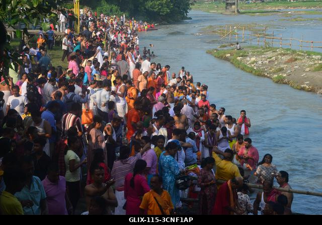 Siliguri, Nyugat-Bengál, India. 2025. szeptember 21. Indiai hindu hívők végzik a „Tarpan” rituálét, hogy hódolatukat fejezzék ki őseik előtt a „Pit...