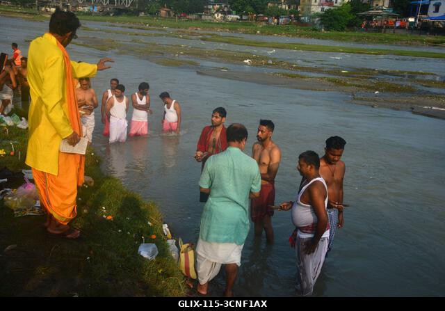 Siliguri, Nyugat-Bengál, India. 2025. szeptember 21. Indiai hindu hívők végzik a „Tarpan” rituálét, hogy hódolatukat fejezzék ki őseik előtt a „Pit...