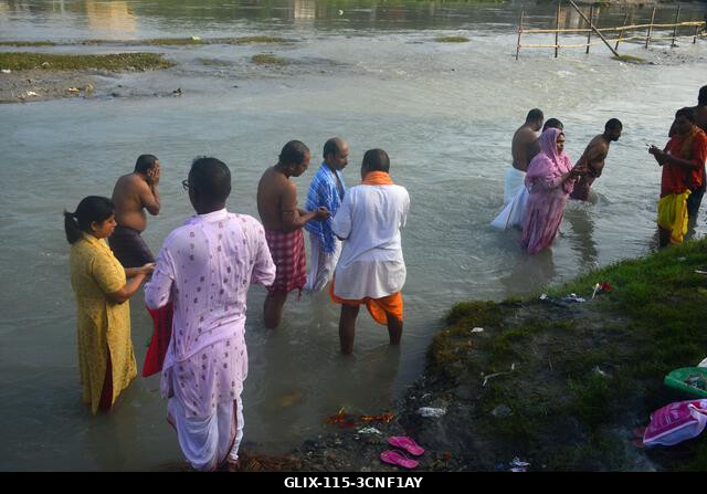 Siliguri, Nyugat-Bengál, India. 2025. szeptember 21. Indiai hindu hívők végzik a „Tarpan” rituálét, hogy hódolatukat fejezzék ki őseik előtt a „Pit...