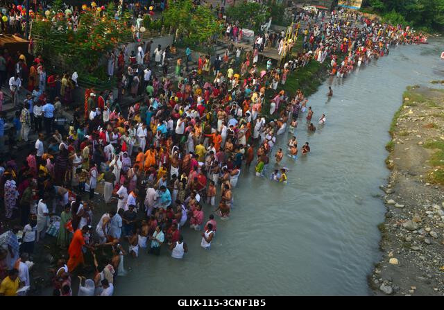Siliguri, Nyugat-Bengál, India. 2025. szeptember 21. Indiai hindu hívők végzik a „Tarpan” rituálét, hogy hódolatukat fejezzék ki őseik előtt a „Pit...