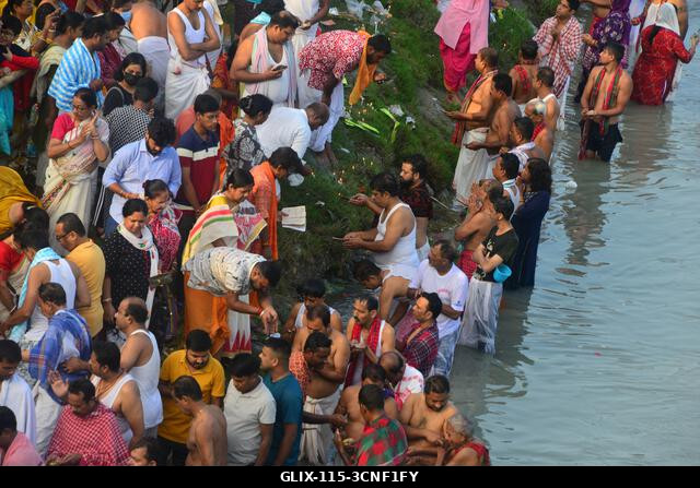 Siliguri, Nyugat-Bengál, India. 2025. szeptember 21. Indiai hindu hívők végzik a „Tarpan” rituálét, hogy hódolatukat fejezzék ki őseik előtt a „Pit...