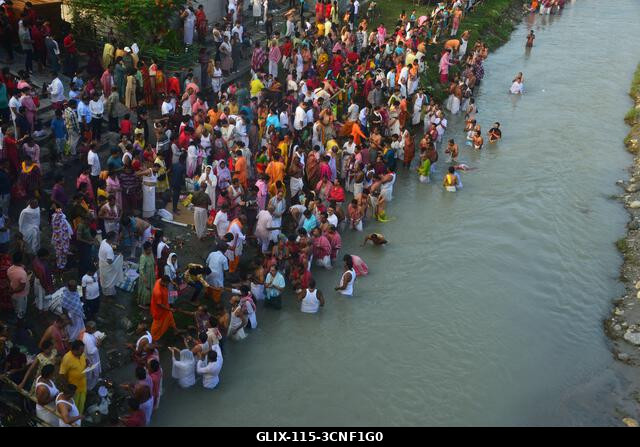 Siliguri, Nyugat-Bengál, India. 2025. szeptember 21. Indiai hindu hívők végzik a „Tarpan” rituálét, hogy hódolatukat fejezzék ki őseik előtt a „Pit...