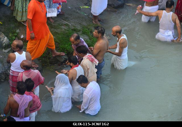 Siliguri, Nyugat-Bengál, India. 2025. szeptember 21. Indiai hindu hívők végzik a „Tarpan” rituálét, hogy hódolatukat fejezzék ki őseik előtt a „Pit...