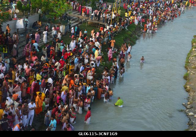 Siliguri, Nyugat-Bengál, India. 2025. szeptember 21. Indiai hindu hívők végzik a „Tarpan” rituálét, hogy hódolatukat fejezzék ki őseik előtt a „Pit...