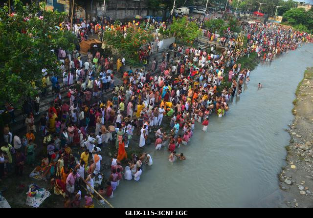 Siliguri, Nyugat-Bengál, India. 2025. szeptember 21. Indiai hindu hívők végzik a „Tarpan” rituálét, hogy hódolatukat fejezzék ki őseik előtt a „Pit...