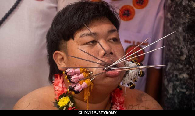 Egy hívő ül, miután piercinget kapott a Kathu szentélyben az éves Vegetáriánus Fesztiválon Phuket városában. A 2025-ös Phuket Vegetáriánus Fesztivá...