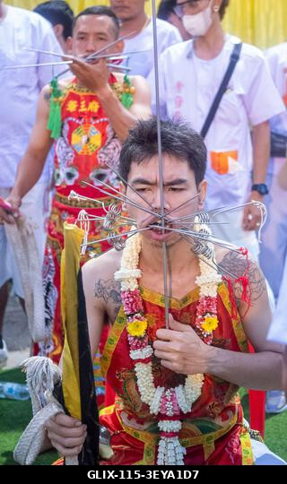 Egy hívő ül, miután piercinget kapott a Kathu szentélyben az éves Vegetáriánus Fesztiválon Phuket városában. A 2025-ös Phuket Vegetáriánus Fesztivá...