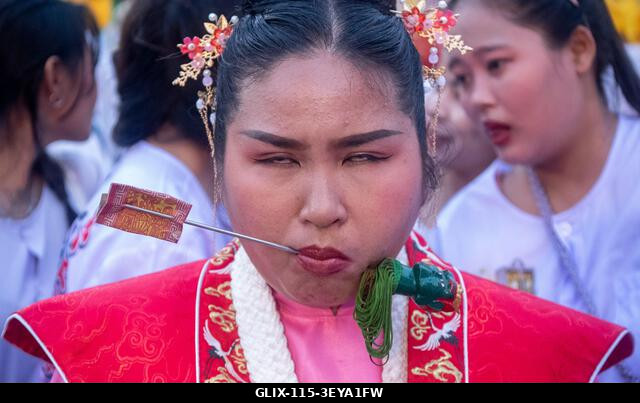 Egy hívő menetel, miután piercinget kapott a Kathu szentélyben az éves Vegetáriánus Fesztiválon Phuket városában. A 2025-ös Phuket Vegetáriánus Fes...