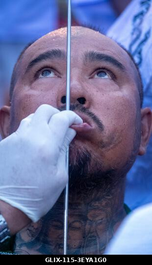 Egy hívőt piercingeznek a Kathu szentélyben a phuketi városban megrendezett éves vegetáriánus fesztiválon. A 2025-ös phuketi vegetáriánus fesztivál...