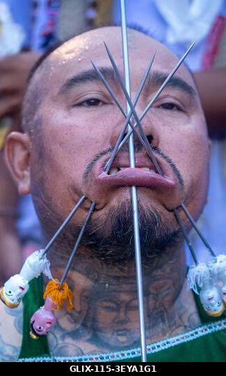 Egy hívő menetel, miután piercinget kapott a Kathu szentélyben az éves Vegetáriánus Fesztiválon Phuket városában. A 2025-ös Phuket Vegetáriánus Fes...