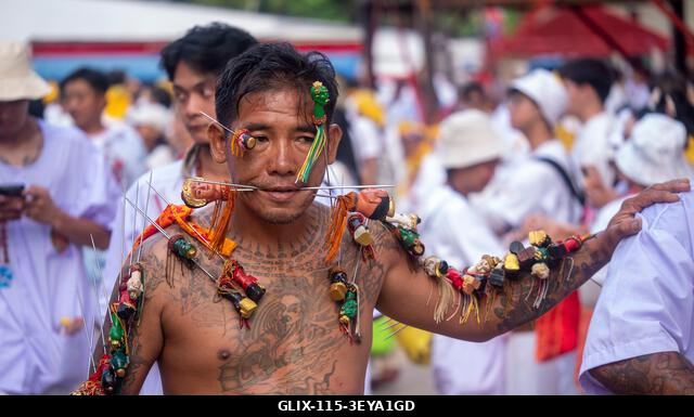 Egy hívő menetel, miután piercinget kapott a Kathu szentélyben az éves Vegetáriánus Fesztiválon Phuket városában. A 2025-ös Phuket Vegetáriánus Fes...