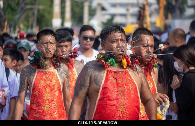 Egy hívő menetel, miután piercinget kapott a Kathu szentélyben az éves Vegetáriánus Fesztiválon Phuket városában. A 2025-ös Phuket Vegetáriánus Fes...