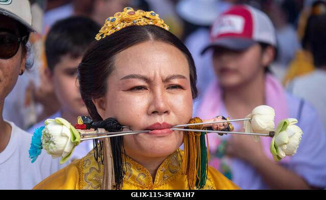 Egy hívő menetel, miután piercinget kapott a Kathu szentélyben az éves Vegetáriánus Fesztiválon Phuket városában. A 2025-ös Phuket Vegetáriánus Fes...