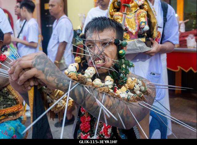 Egy hívő ül, miután piercinget kapott a Kathu szentélyben az éves Vegetáriánus Fesztiválon Phuket városában. A 2025-ös Phuket Vegetáriánus Fesztivá...
