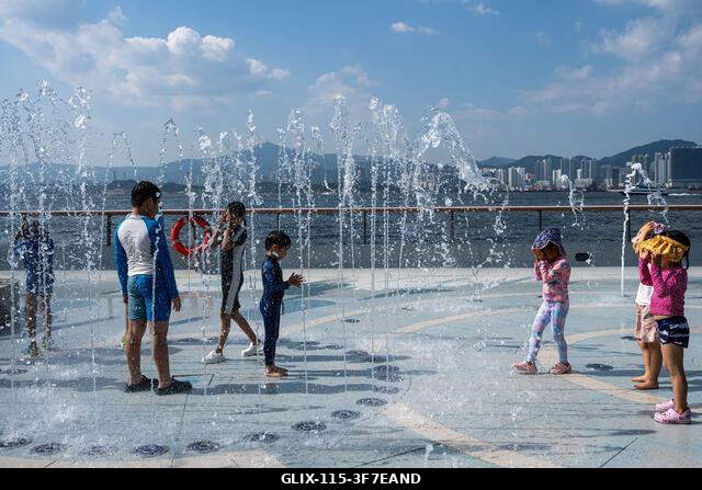 LEGJOBB KÉPEK - Emberek hűsölnek egy vízi játszótéren 2026. augusztus 9-én Hongkongban. Hongkongban meghaladta a 37 Celsius-fokot a hőmérséklet, mi...