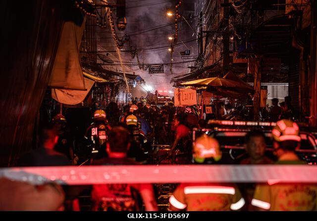 LEGJOBB KÉPEK - BANGKOK, THAIFÖLD, 2026. AUGUSZTUS 28.: Tűzoltók vonulnak át a Khlong Thom Központban keletkezett tűzvészen, amely egy több mint 50...