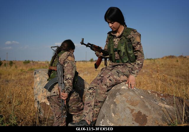 LEGJOBB KÉPEK - KOBANE, SZÍRIA, 2026. SZEPTEMBER 1.: A Kurd Női Védelmi Egységek (YPJ) harcosai Kobanéban, Észak-Szíriában. A YPJ erők kiemelkedő s...