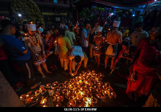 LEGJOBB KÉPEK - Bhaktapur, Nepál - 2026. augusztus 31.: Egy hindu hívő égő olajlámpásokat visz a testén a Deepnarayan felvonuláson a Krisna Ashtami...