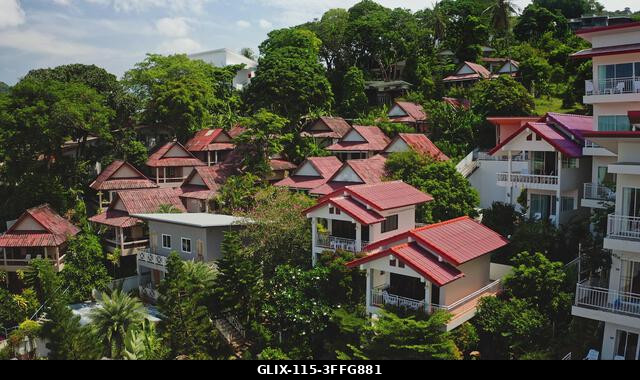 Trópusi üdülőhelyek buja zöld domboldalon, hagyományos thai stílusú bungalók és modern villák szegélyezik, nyugodt nyaralást, utazási menedéket kín...