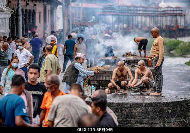 LEGJOBB KÉPEK - KATMANDU, NEPÁL – 2026. SZEPTEMBER 2.: Rokonok vitték az eltűnt árvízkárosultak kúsfűből készült szobrait a szimbolikus hindu hamva...