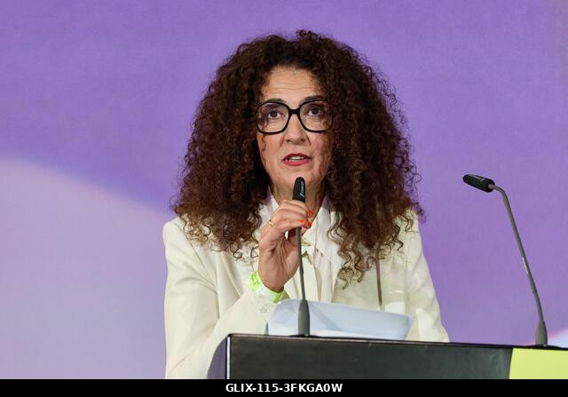 Hamburg, Németország. 2026. szeptember 24. Malika Rabahallah filmfesztivál-igazgató a CinemaxX Dammtor színpadán a 34. Hamburgi Filmfesztivál megny...