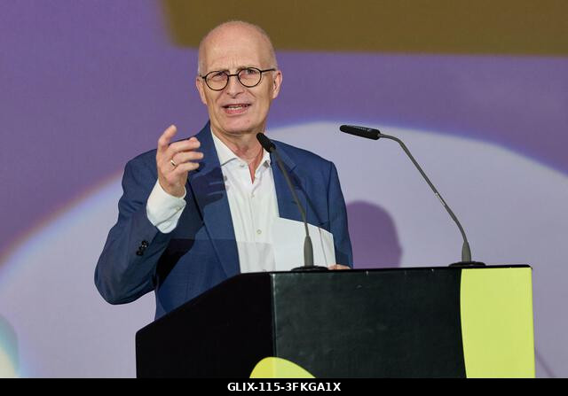 Hamburg, Németország. 2026. szeptember 24. Peter Tschentscher (SPD), Hamburg első polgármestere a CinemaxX Dammtor színpadán áll a 34. Hamburgi Fil...