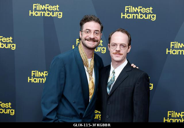 Hamburg, Németország. 2026. szeptember 24. Fridolin Sandmeyer (balra) és Merlin Sandmeyer színészek a CinemaxX Dammtor vörös szőnyegén a 34. Hambur...