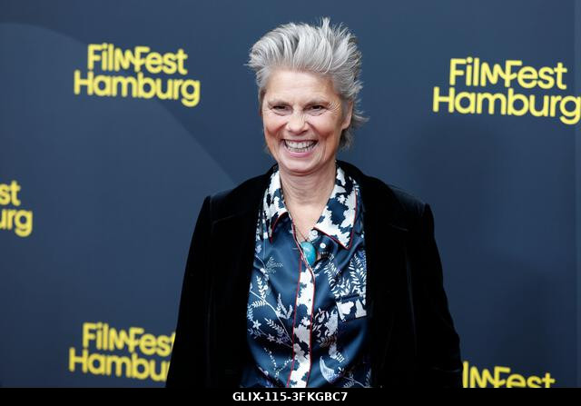 Hamburg, Németország. 2026. szeptember 24. Sarah Wiener séf a vörös szőnyegen vonul majd fel a CinemaxX Dammtor fesztiválon a 34. Hamburgi Filmfesz...