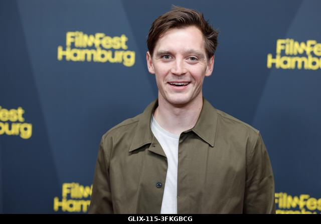 Hamburg, Németország. 2026. szeptember 24. Jonas Nay színész a vörös szőnyegen áll a CinemaxX Dammtor moziban a 34. Hamburgi Filmfesztivál megnyitó...