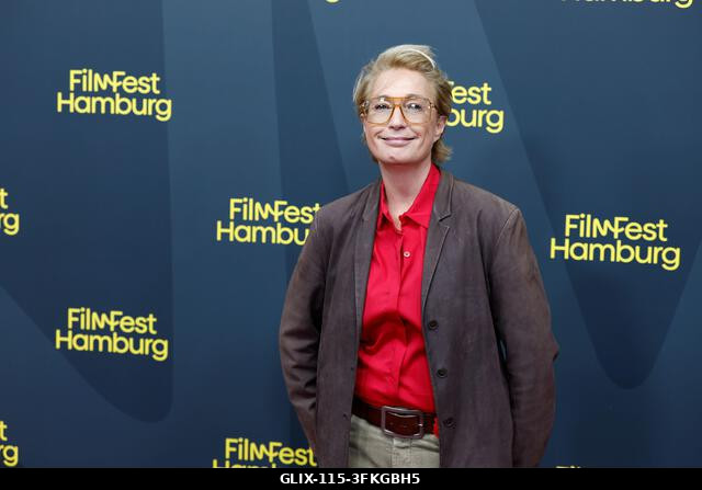 Hamburg, Németország. 2026. szeptember 24. Saskia Fischer színésznő a vörös szőnyegen áll a CinemaxX Dammtor fesztiválon a 34. Hamburgi Filmfesztiv...