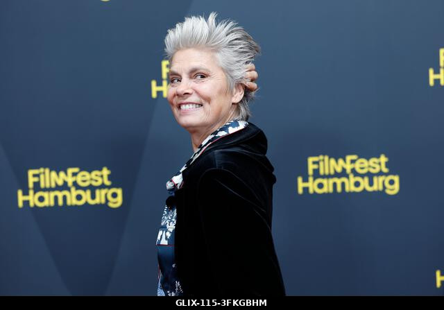 Hamburg, Németország. 2026. szeptember 24. Sarah Wiener séf a vörös szőnyegen vonul majd fel a CinemaxX Dammtor fesztiválon a 34. Hamburgi Filmfesz...