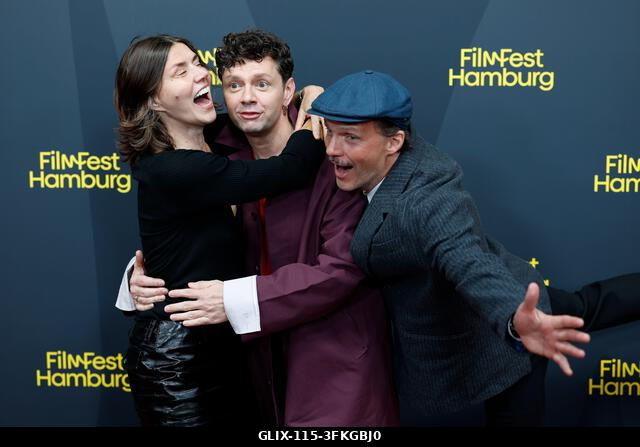 Hamburg, Németország. 2026. szeptember 24. Malgorzata Szumowska rendező (balról jobbra), Christian Friedel színész és Michal Englert rendező a Cine...