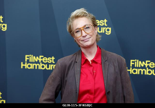 Hamburg, Németország. 2026. szeptember 24. Saskia Fischer színésznő a vörös szőnyegen áll a CinemaxX Dammtor fesztiválon a 34. Hamburgi Filmfesztiv...