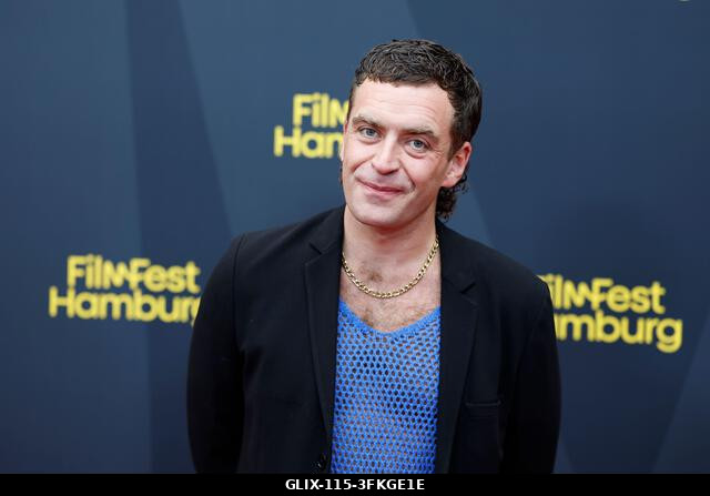 Hamburg, Németország. 2026. szeptember 24. Enrique Fiß színész a CinemaxX Dammtor vörös szőnyegén áll a 34. Hamburgi Filmfesztivál megnyitóján. Fot...